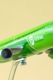 Самолет на зеленом фоне