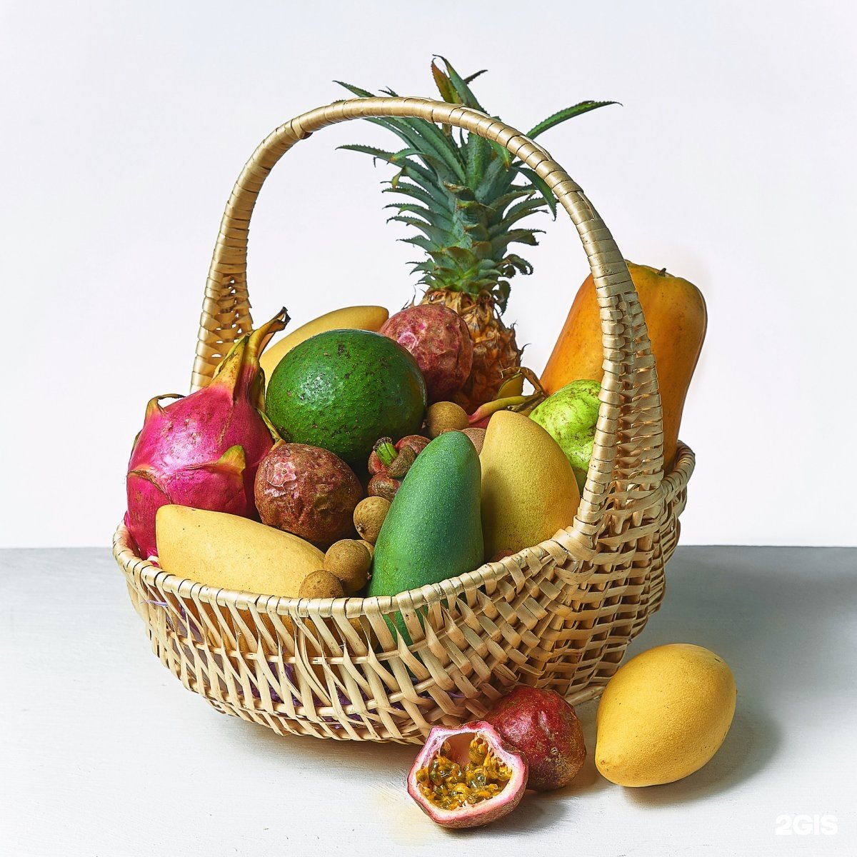 Корзинка с экзотическими фруктами