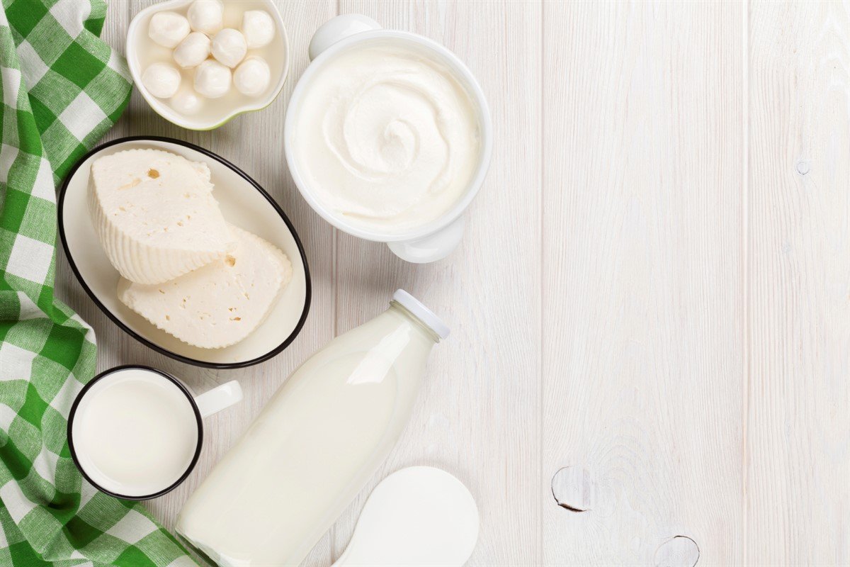 Молочные продукты на столе вид сверху