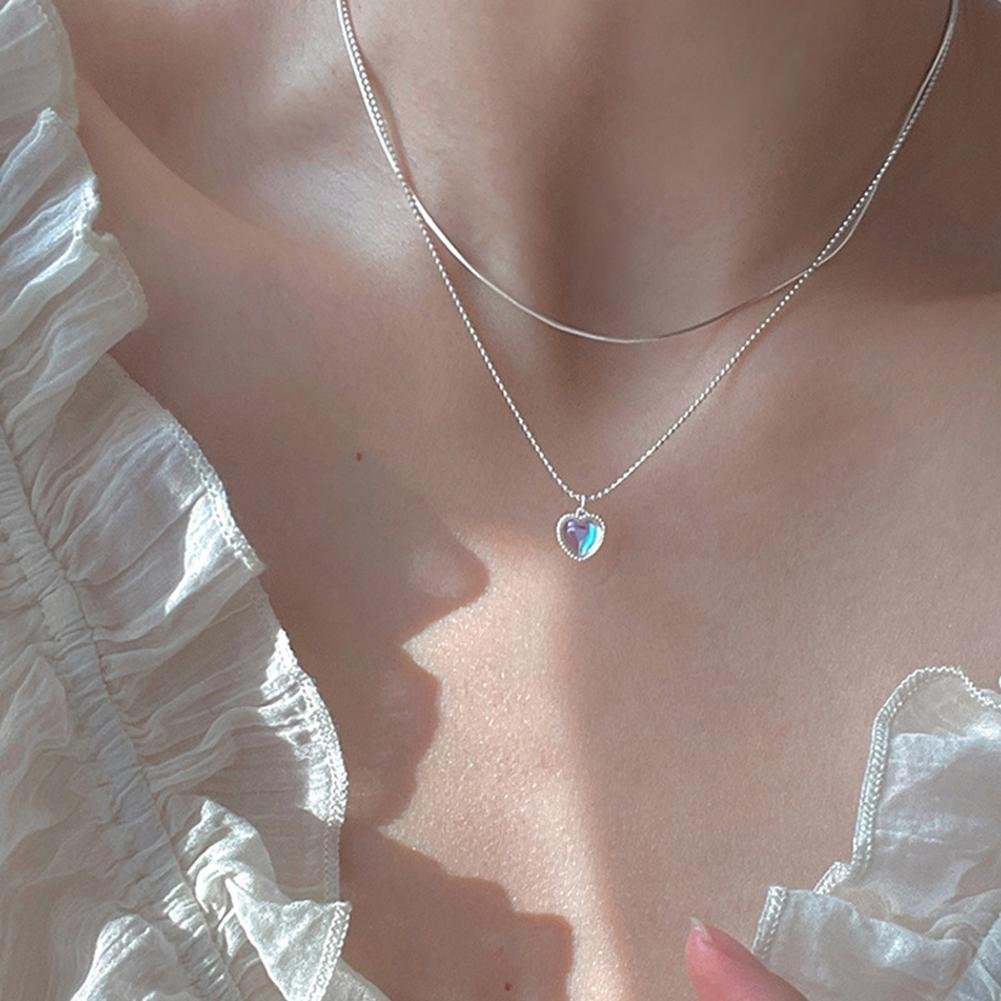 Красивая цепочка с сердечком на шикарной груди