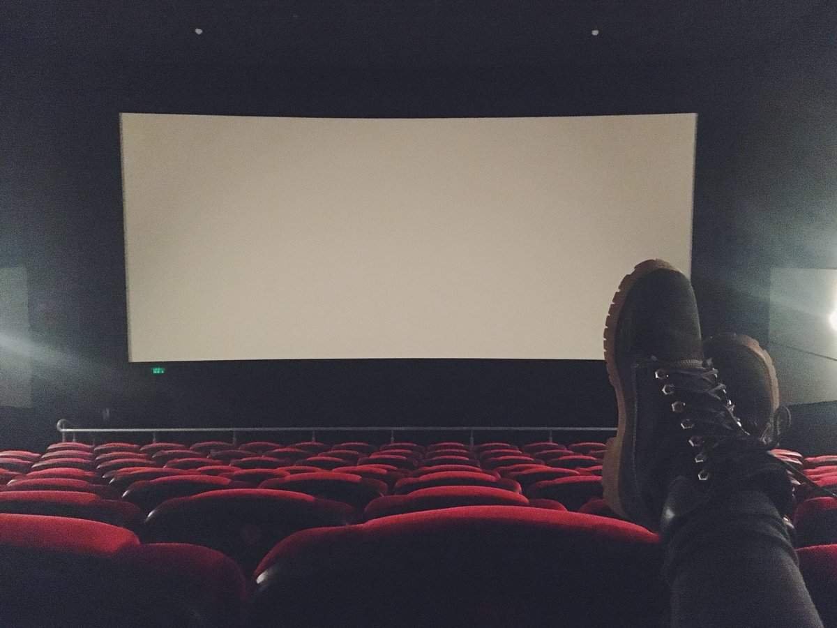 Кинотеатр в темноте