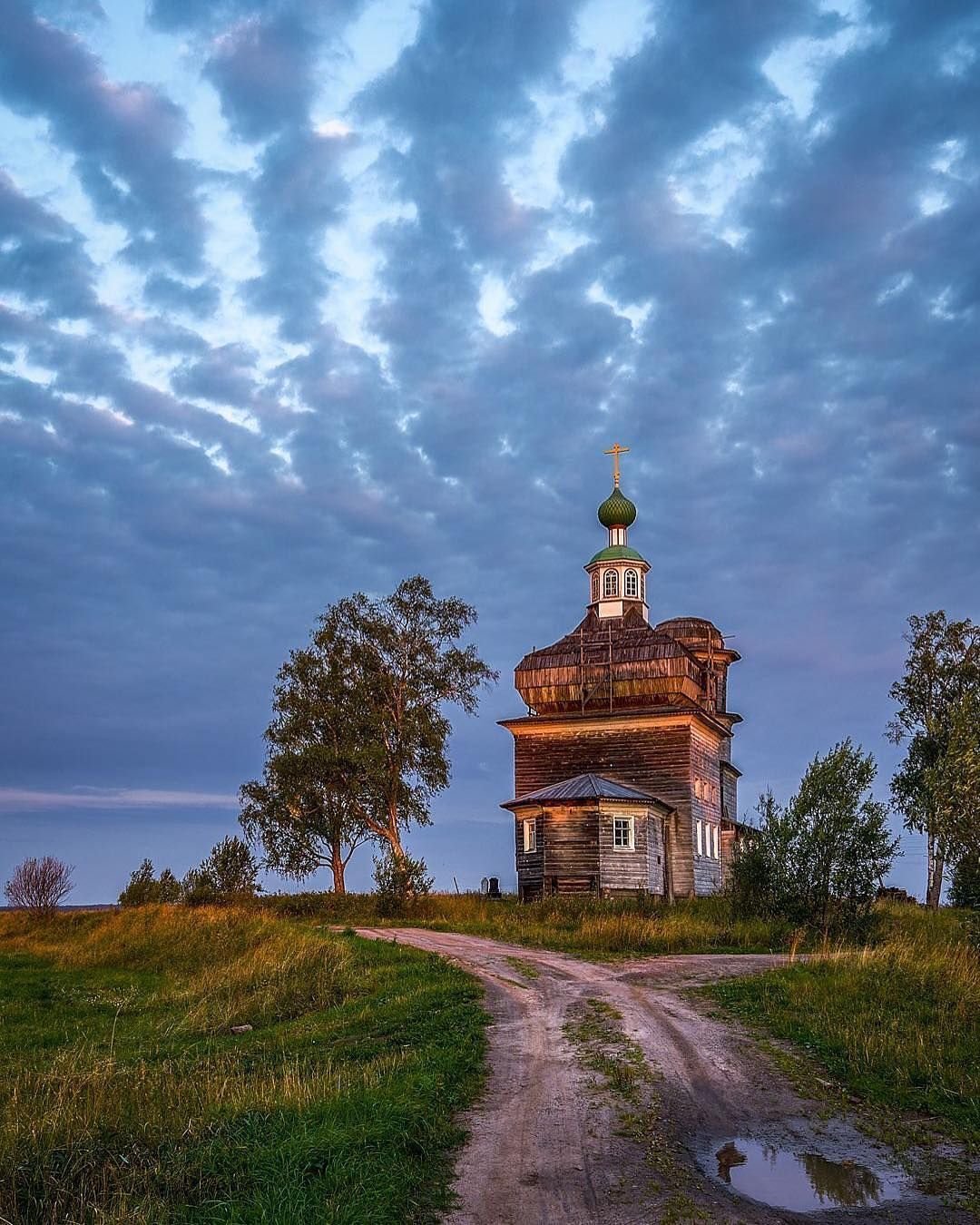 Осенний православный храм в Архангельской области