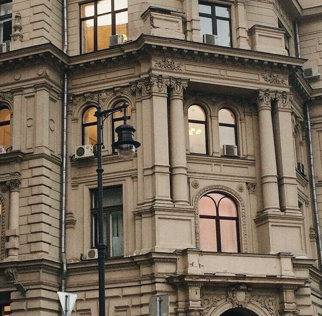 Бежевое здание