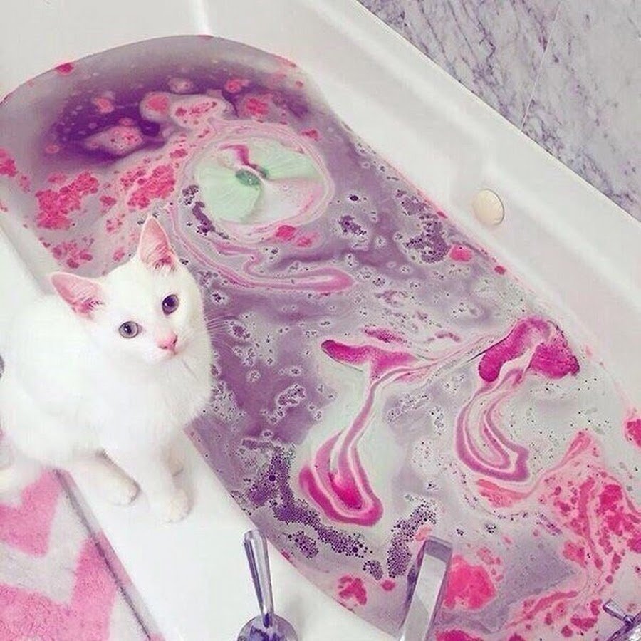 Цветная вода в ванной
