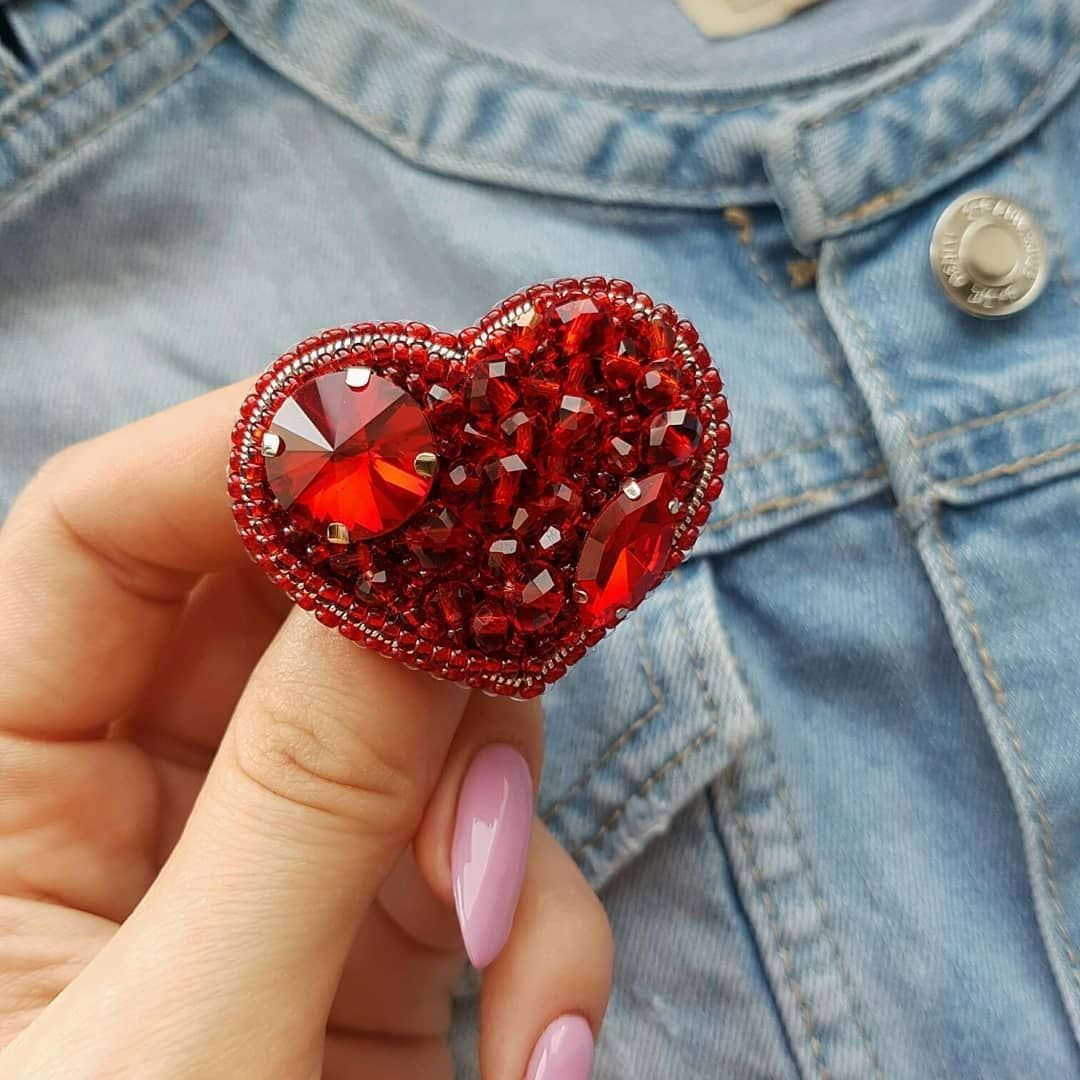 Брошка из бисера сердце