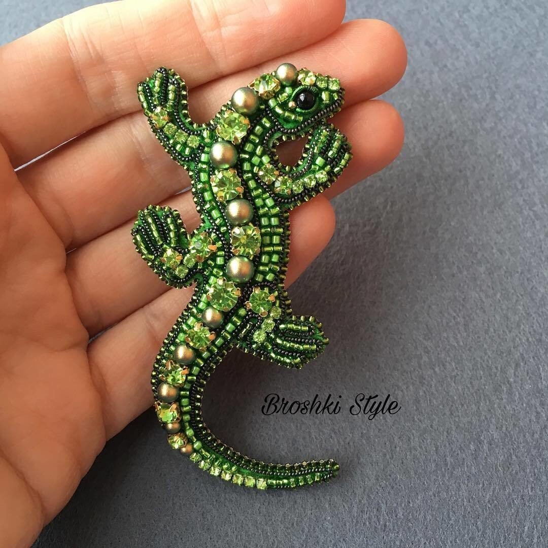 Брошь ящерица из бисера