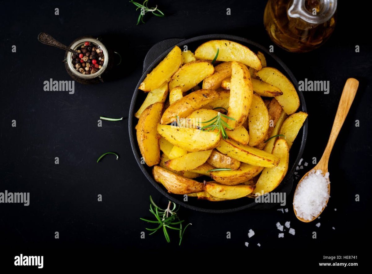 Картофельные дольки тёмный фон