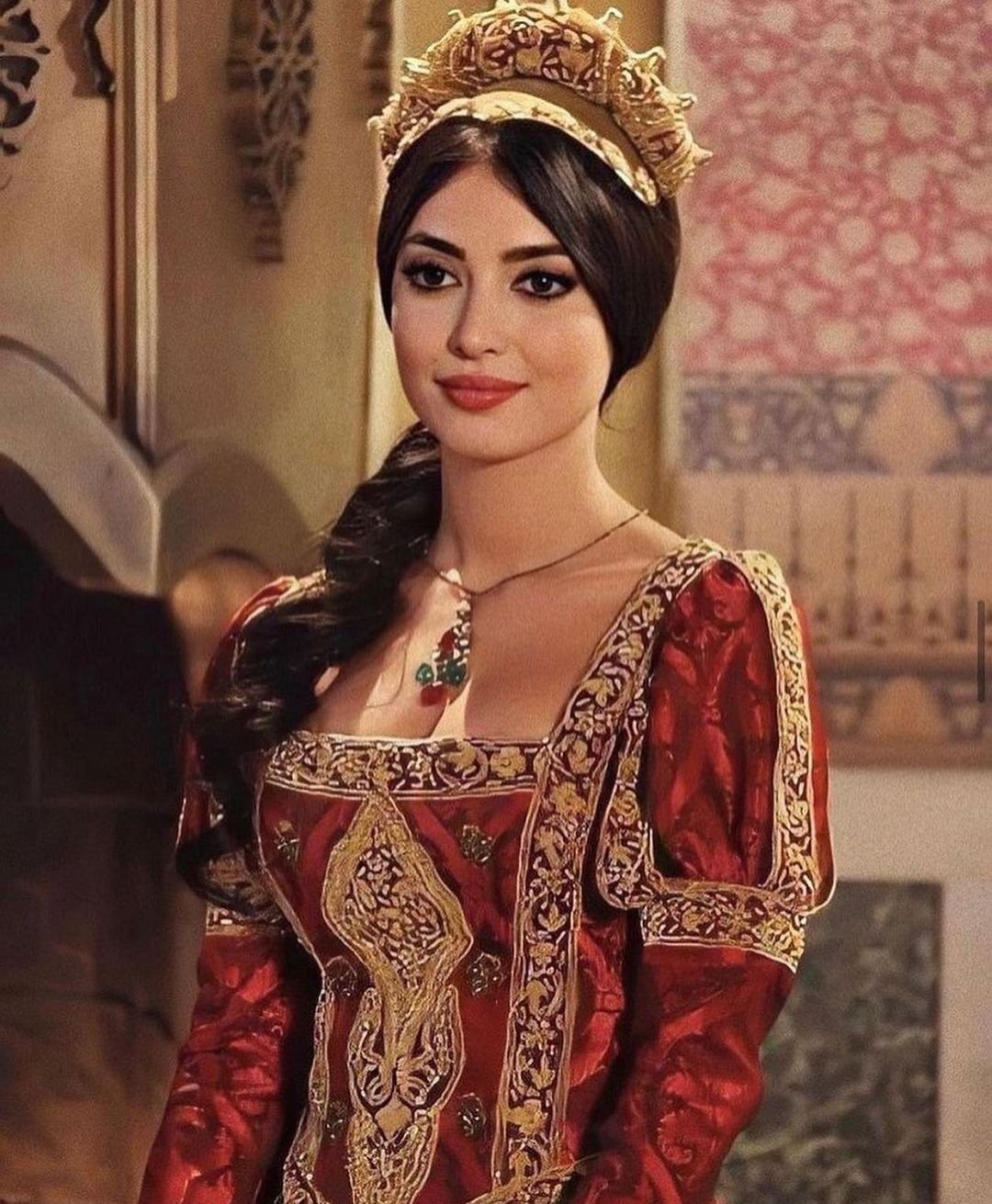 Мелике Ипек Ялова принцесса Изабелла