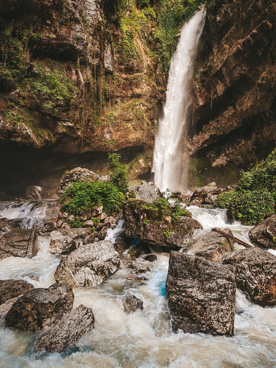 Водопад с драконом