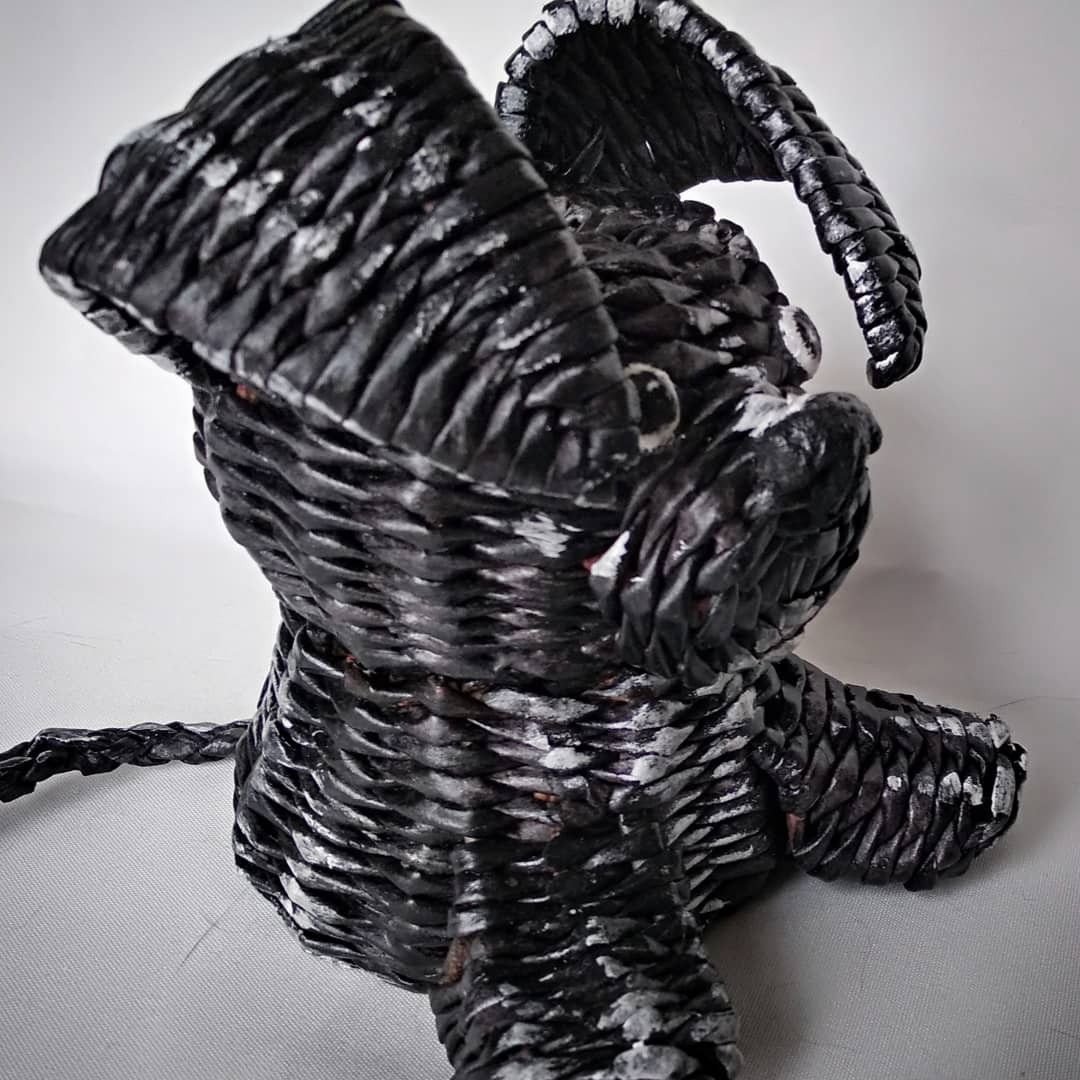 Собака из бумажной лозы