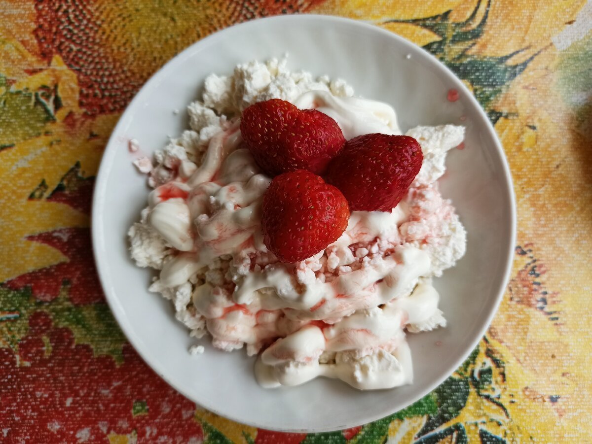 Перекус творог с ягодами