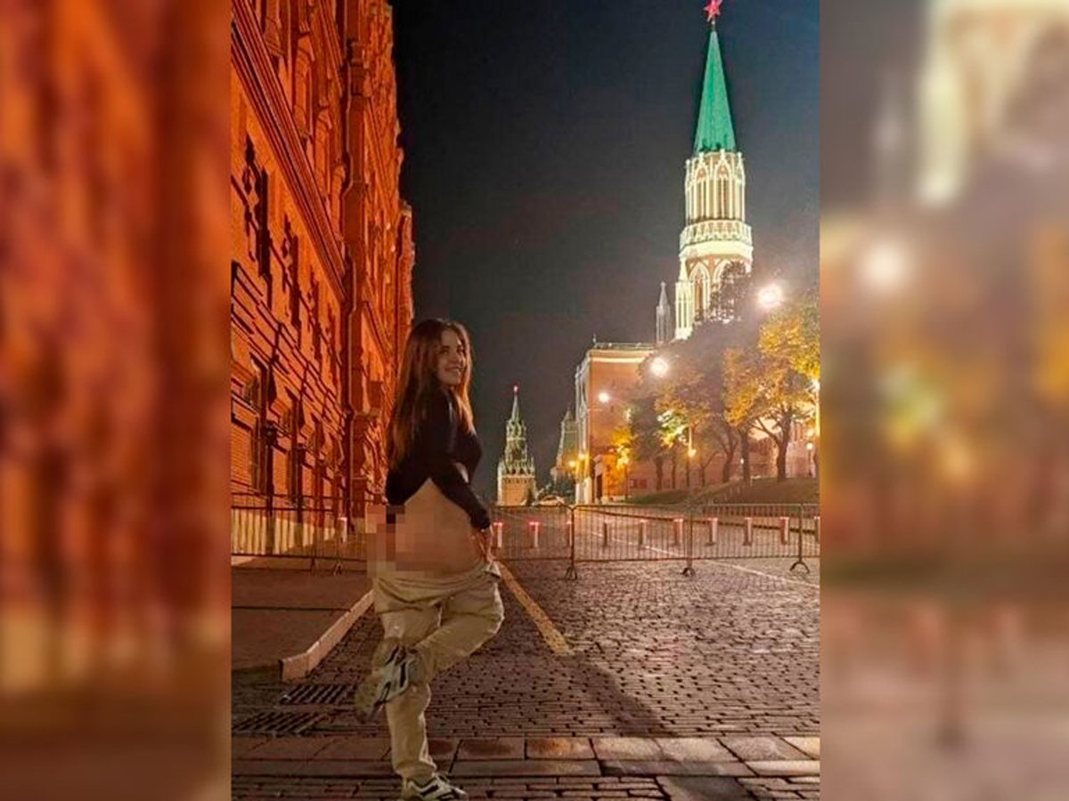 Рита Фокс на фоне Кремля