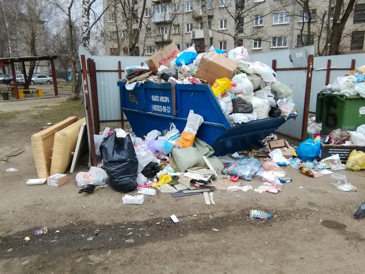 Мусорка во дворе