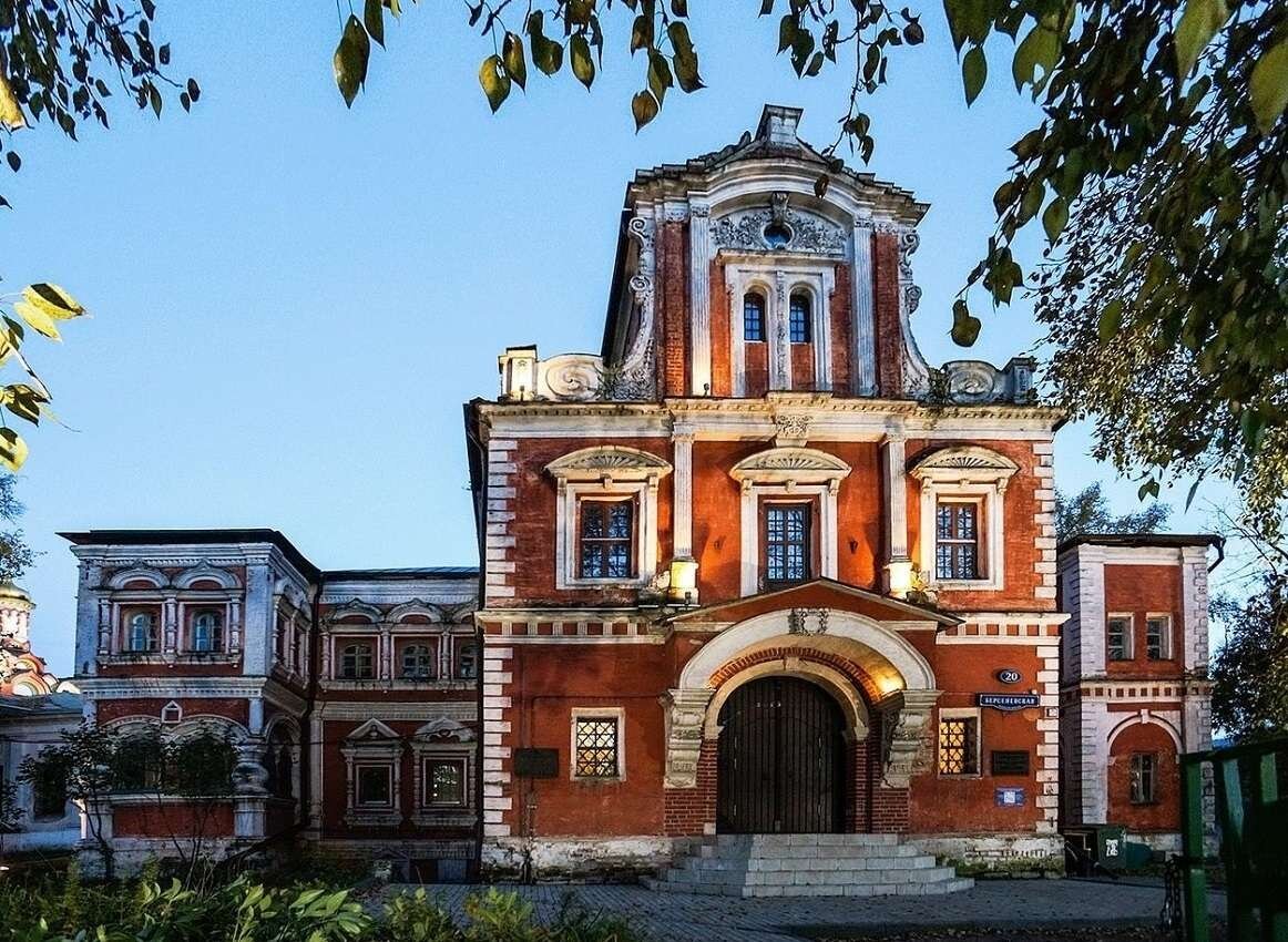 Каменные палаты Аверкия Кириллова в Москве (1657).