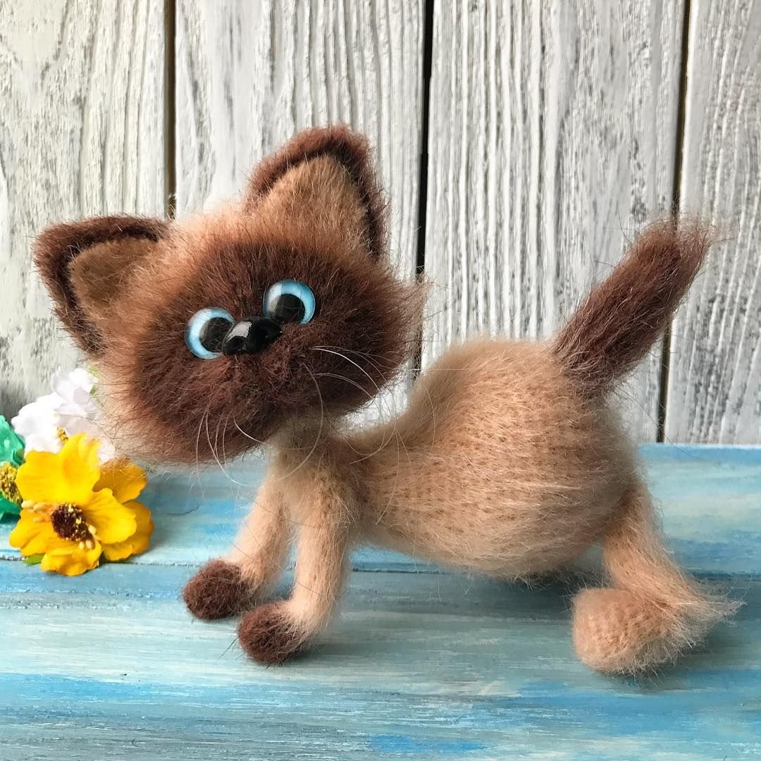 Вязаный котенок лежачий