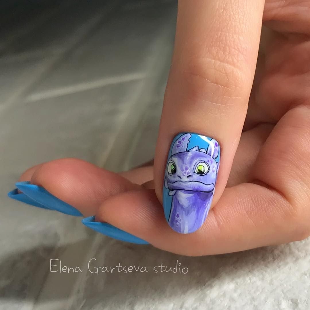 Маникюр с дракончиком