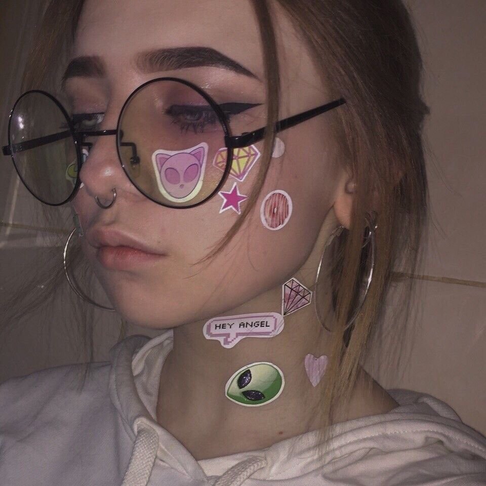 Наклейка лицо девушки
