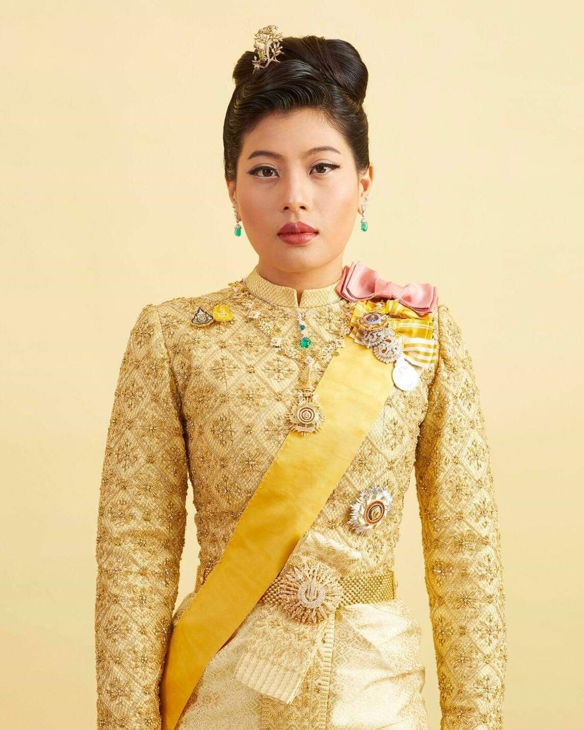 Thai Siwalai (с шарфом Сабай)