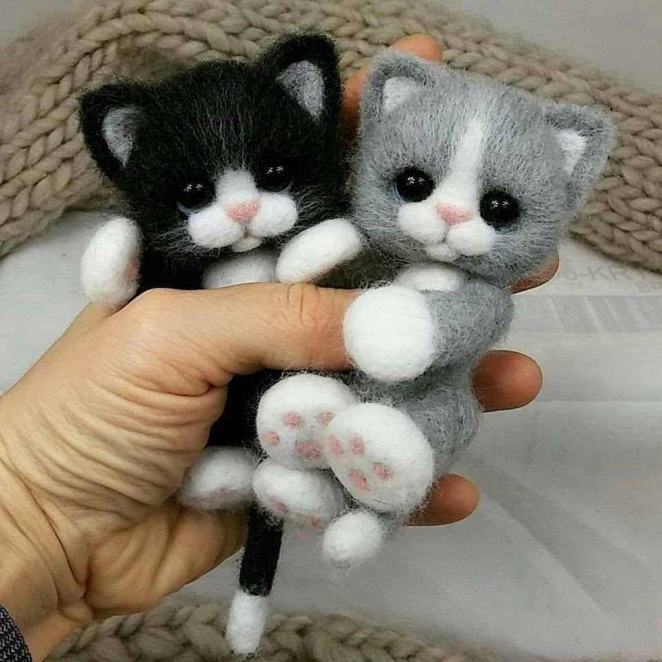 Игрушка котик из шерсти