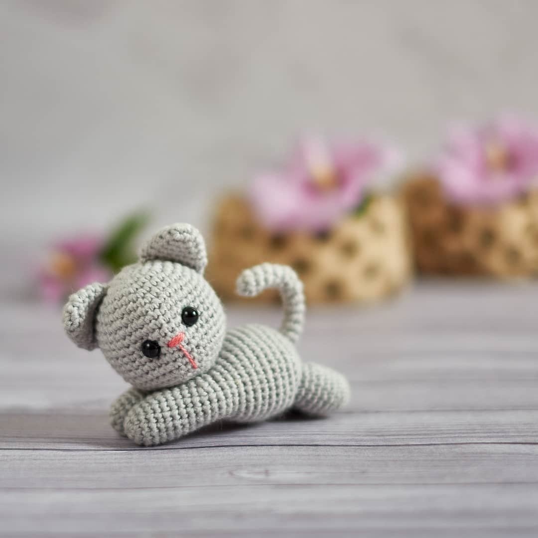 Маленькая кошечка амигуруми крючком