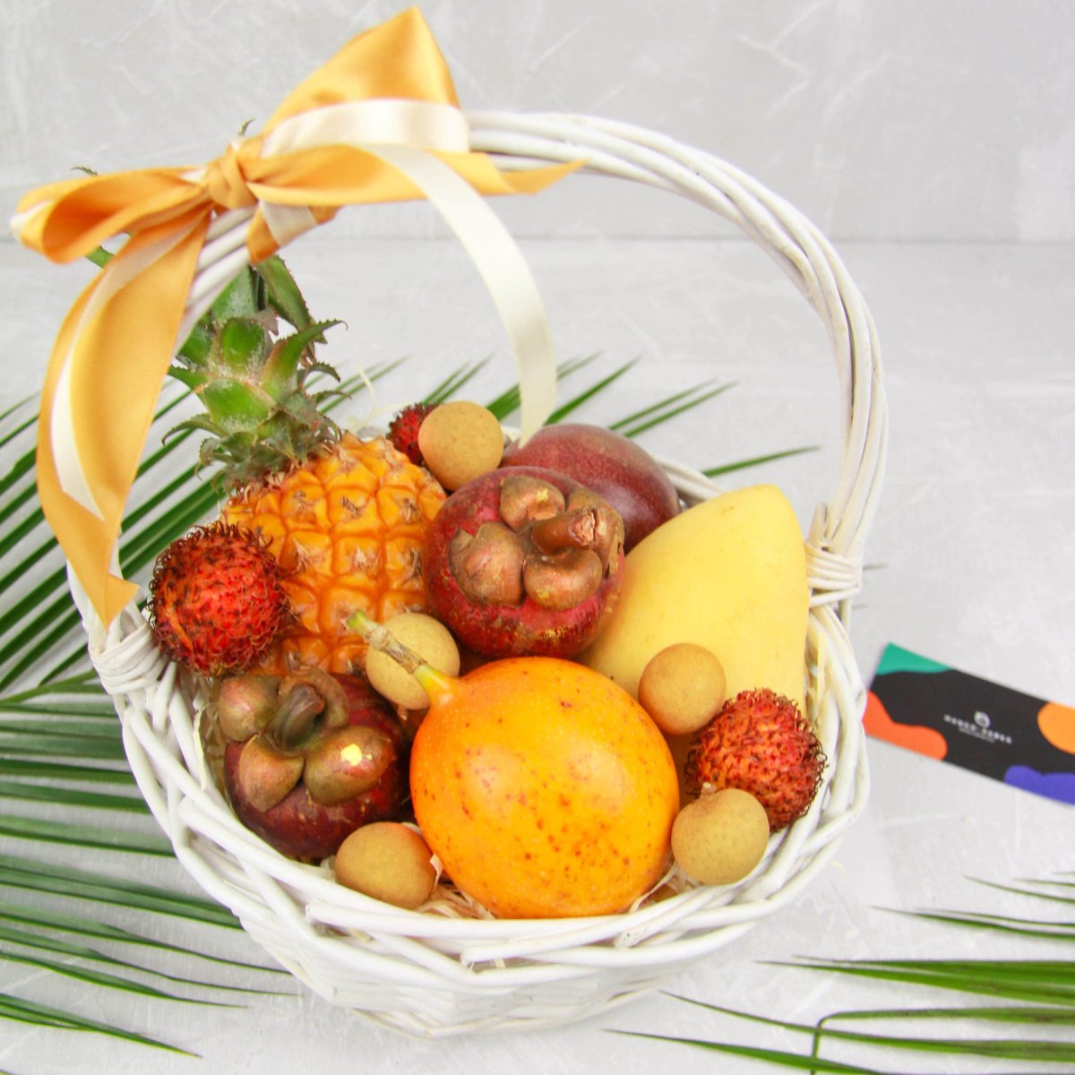 Корзина с экзотическими фруктами