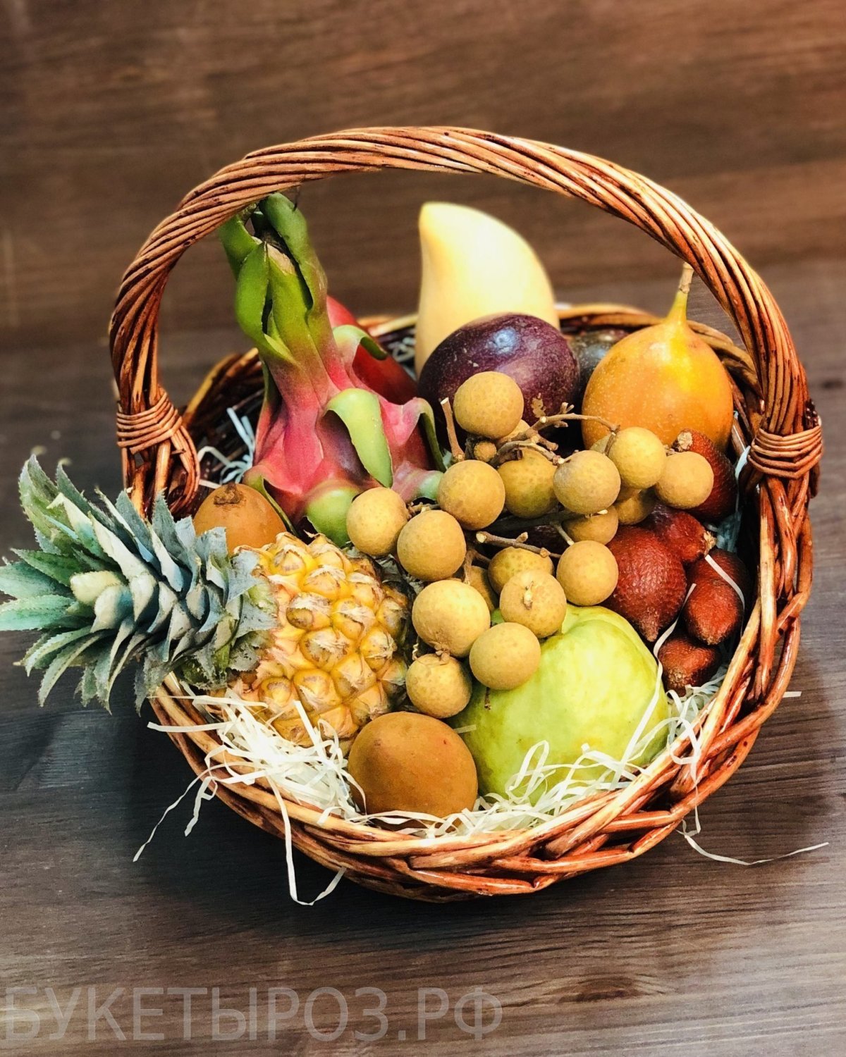 Корзина с экзотическими фруктами