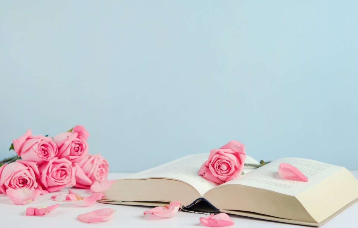Фон с книгой и цветами