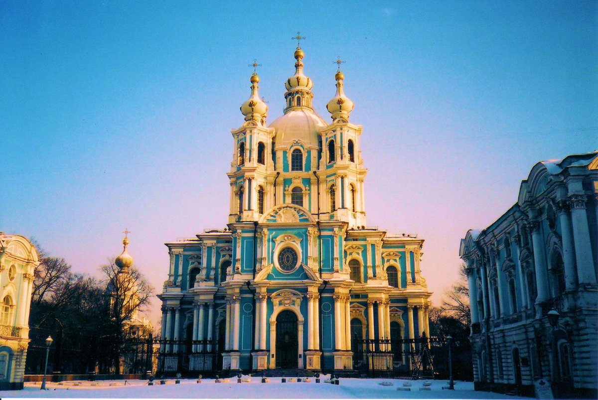 Смольный собор в Санкт-Петербурге стиль