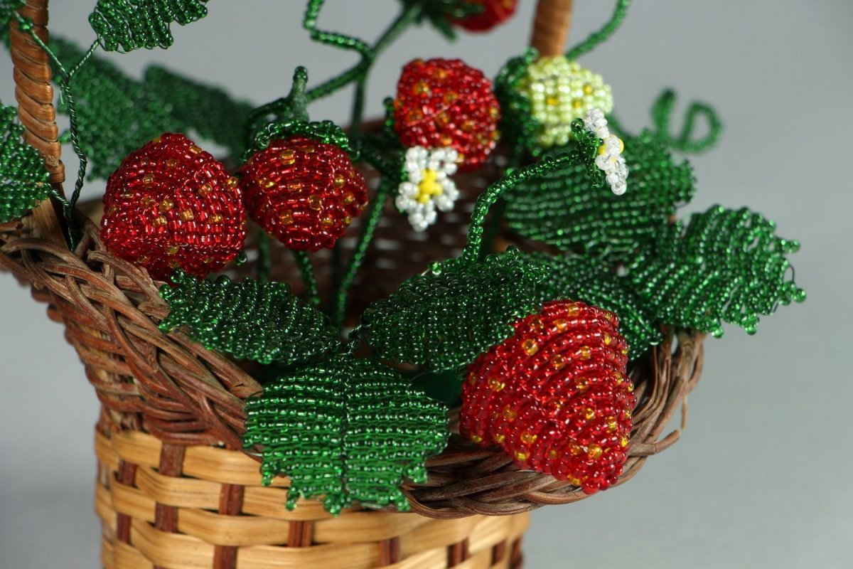Клубника из бисера