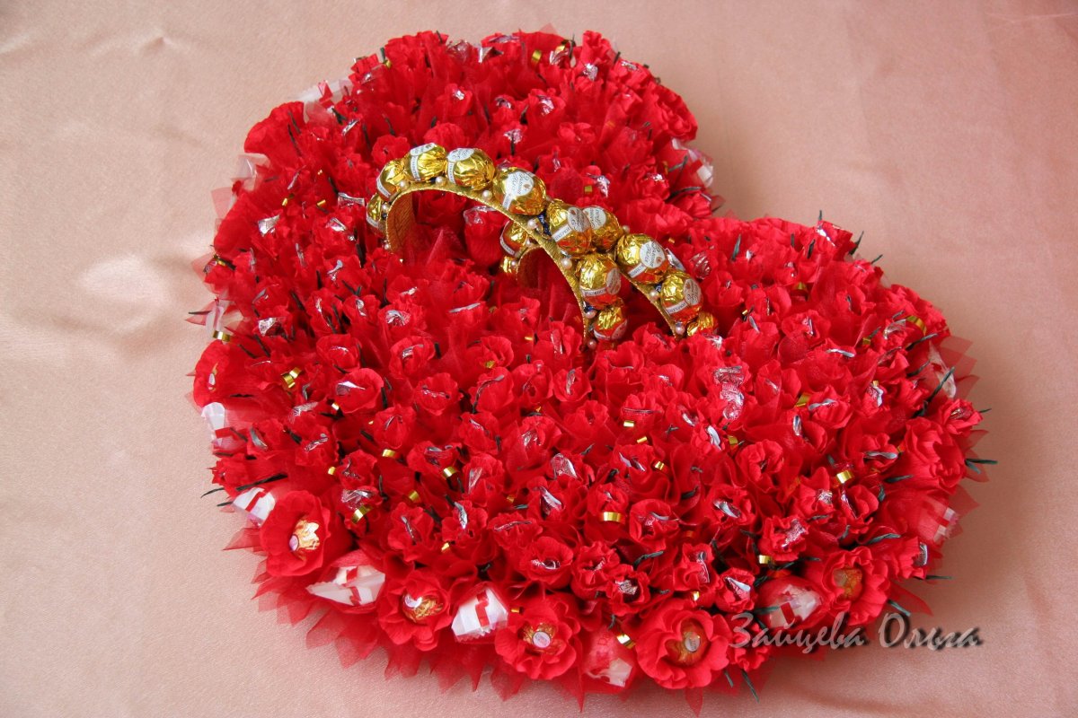 Огромное сердце из конфет