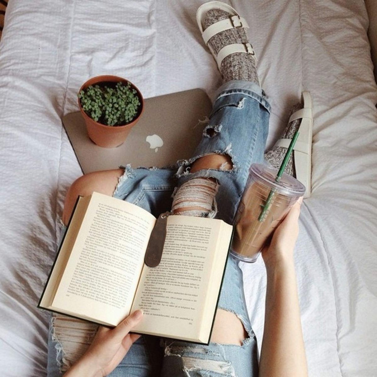 Фотосессия с книжкой на кровати