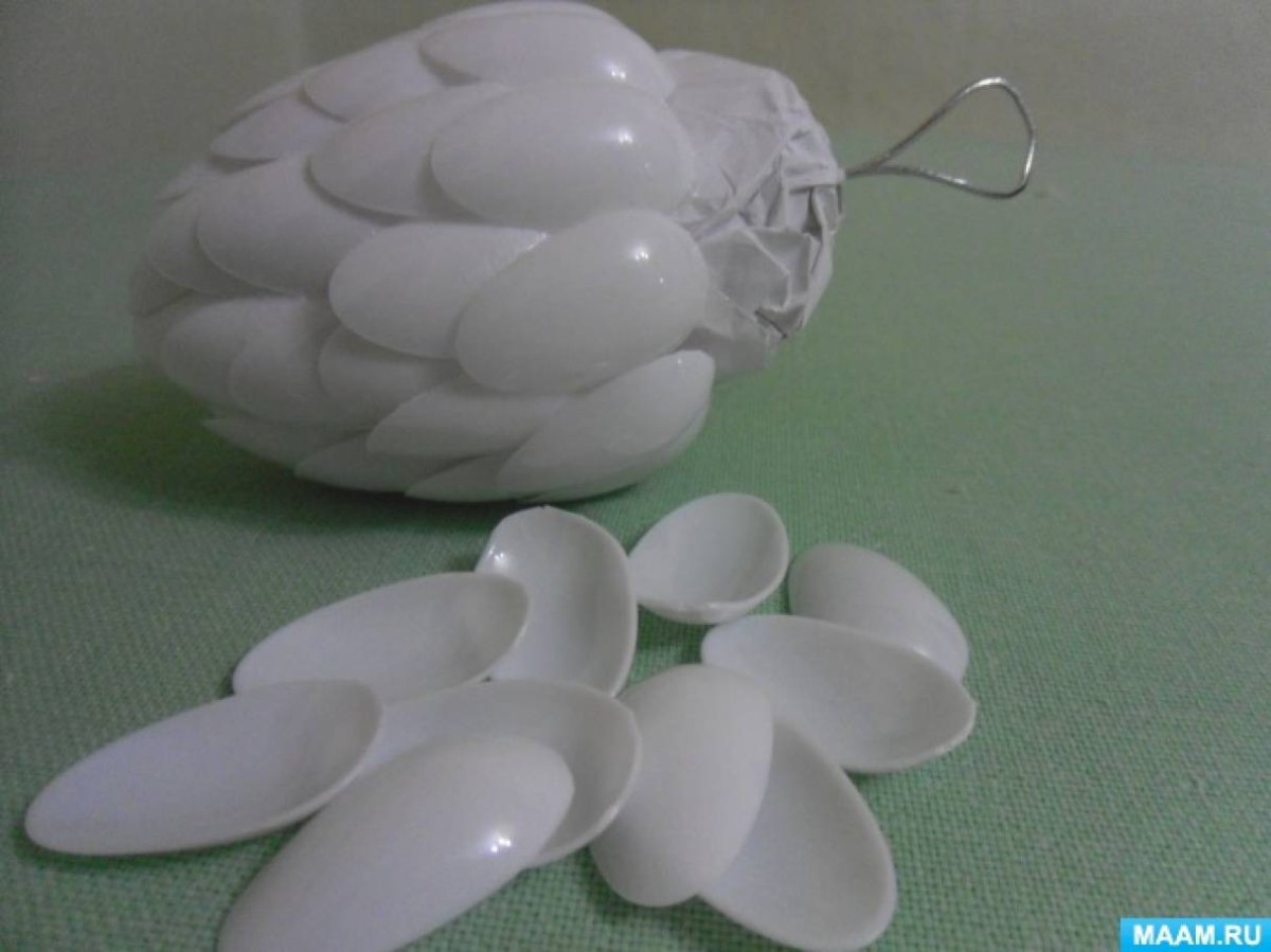 Елочная игрушка из одноразовых ложек