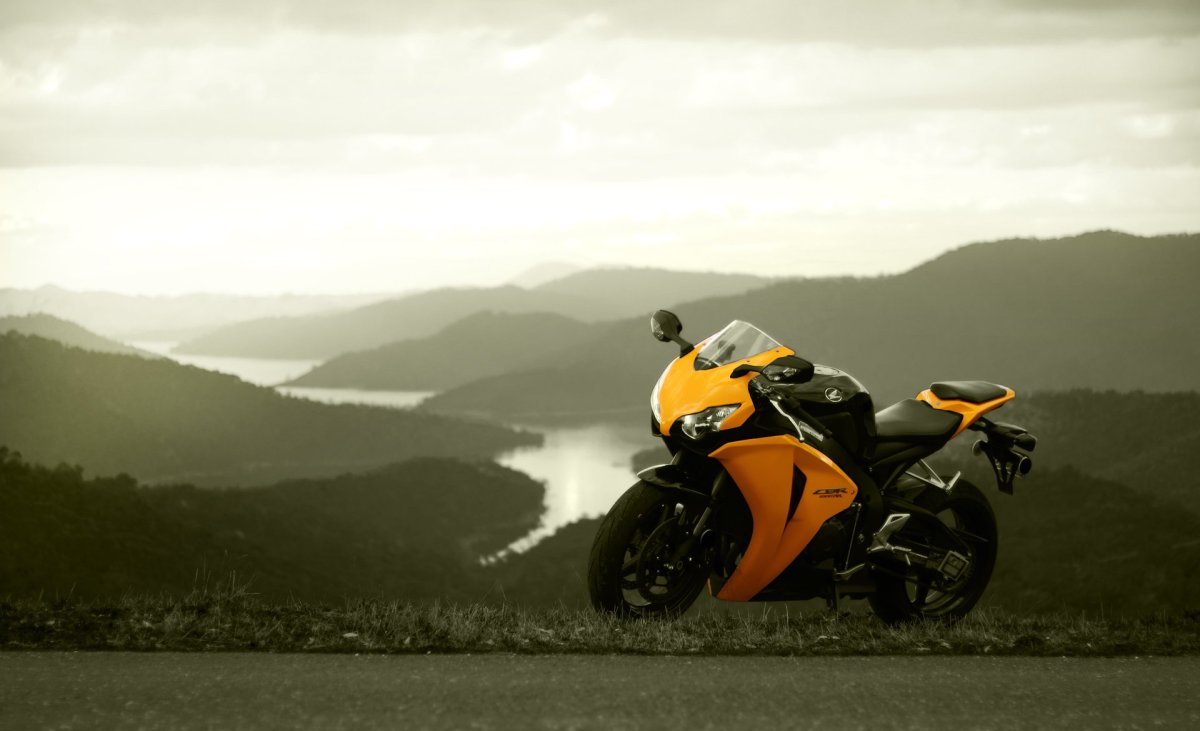Honda 1000 RR желтый