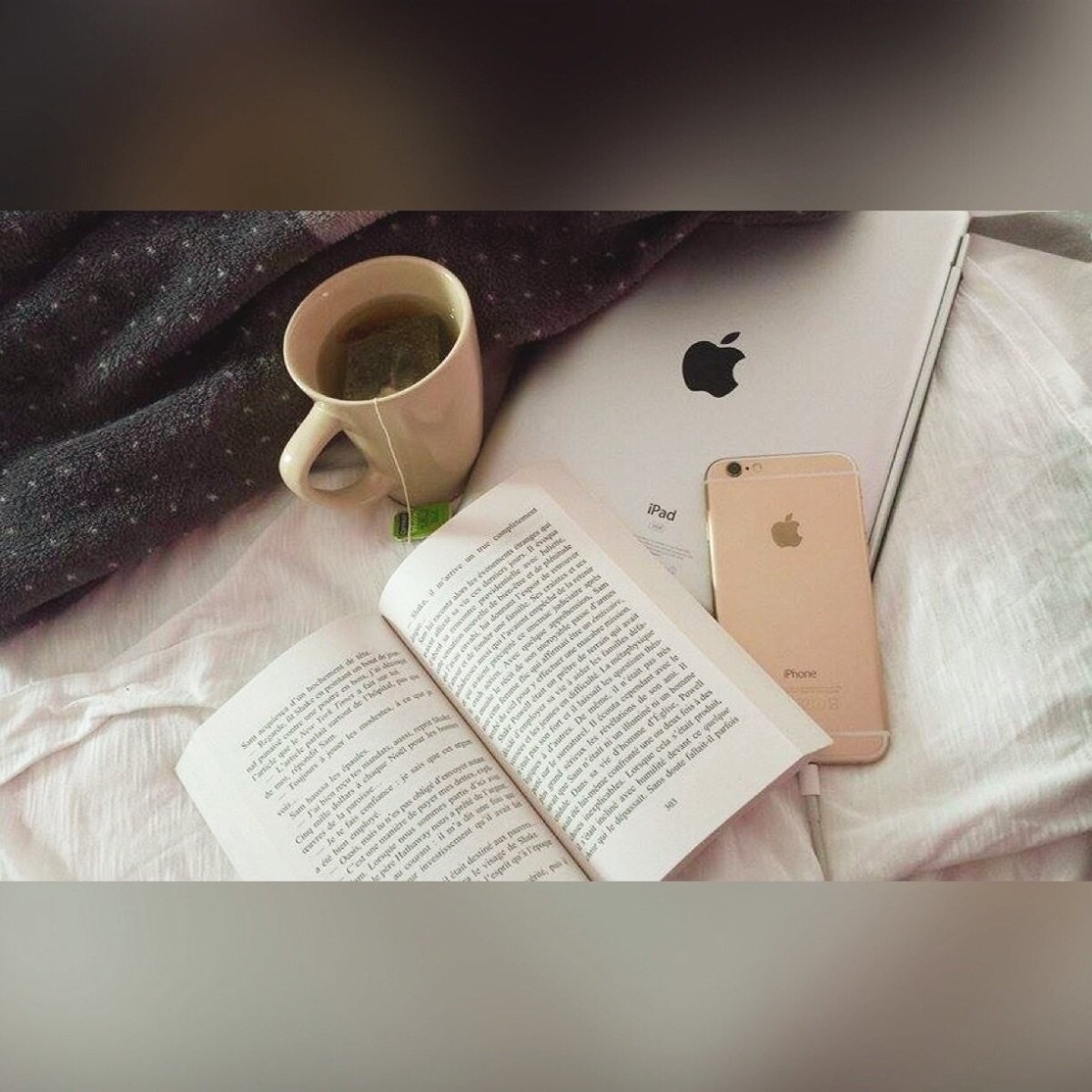 Наушники и книжка Эстетика