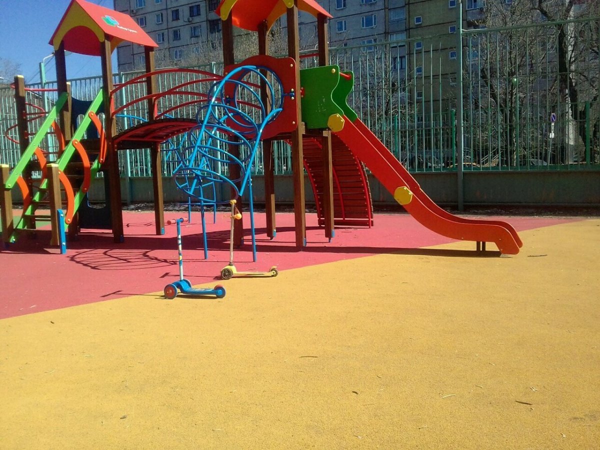 Детская площадка без людей