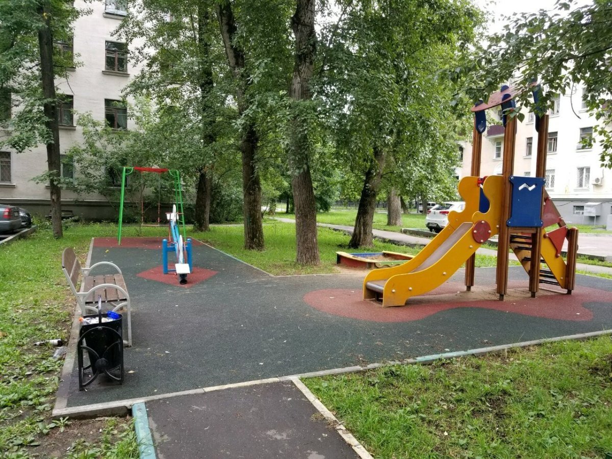 Российский двор с детской площадкой