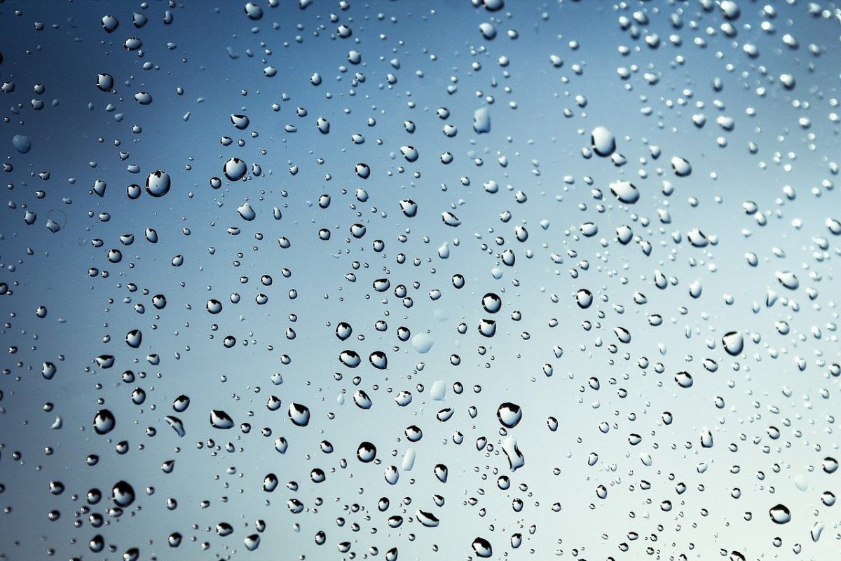Капли воды на стекле