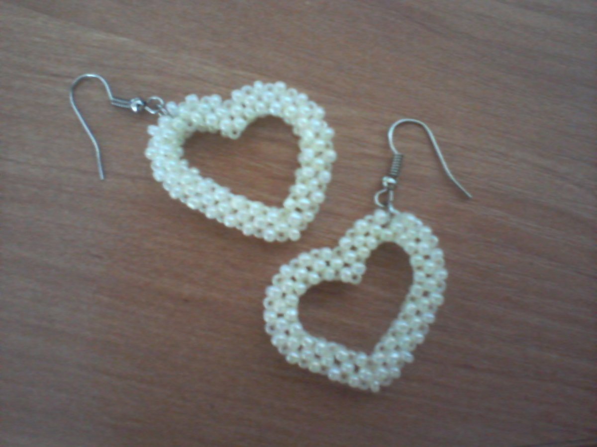 Серьги из бисера сердечки