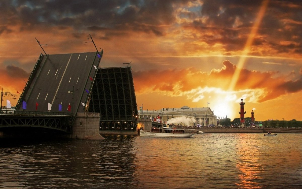 Дворцовый мост в Санкт-Петербурге