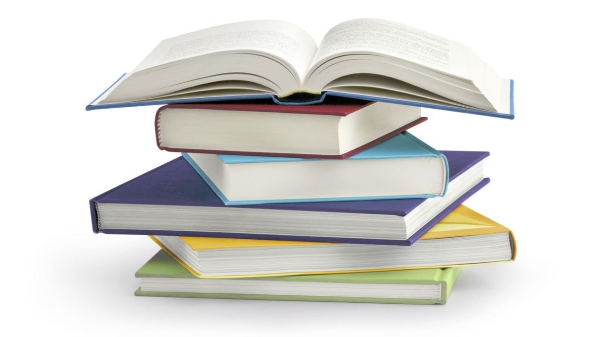 Стопка книг на прозрачном фоне