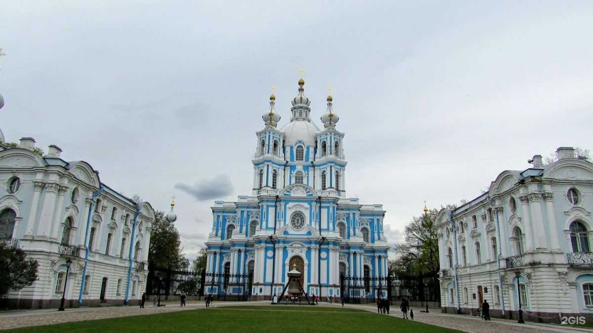 Звонница Смольного собора в Санкт-Петербурге