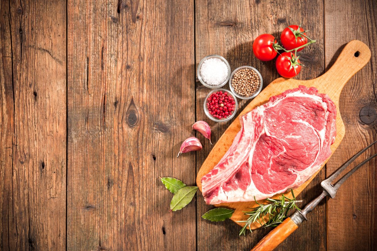 Мясные продукты на деревянном фоне