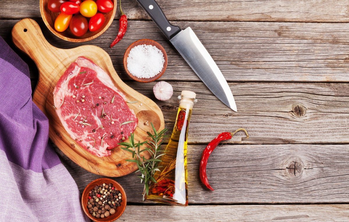 Продукты на деревянной доске