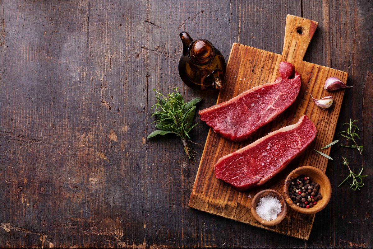 Мясная продукция на фоне дерева