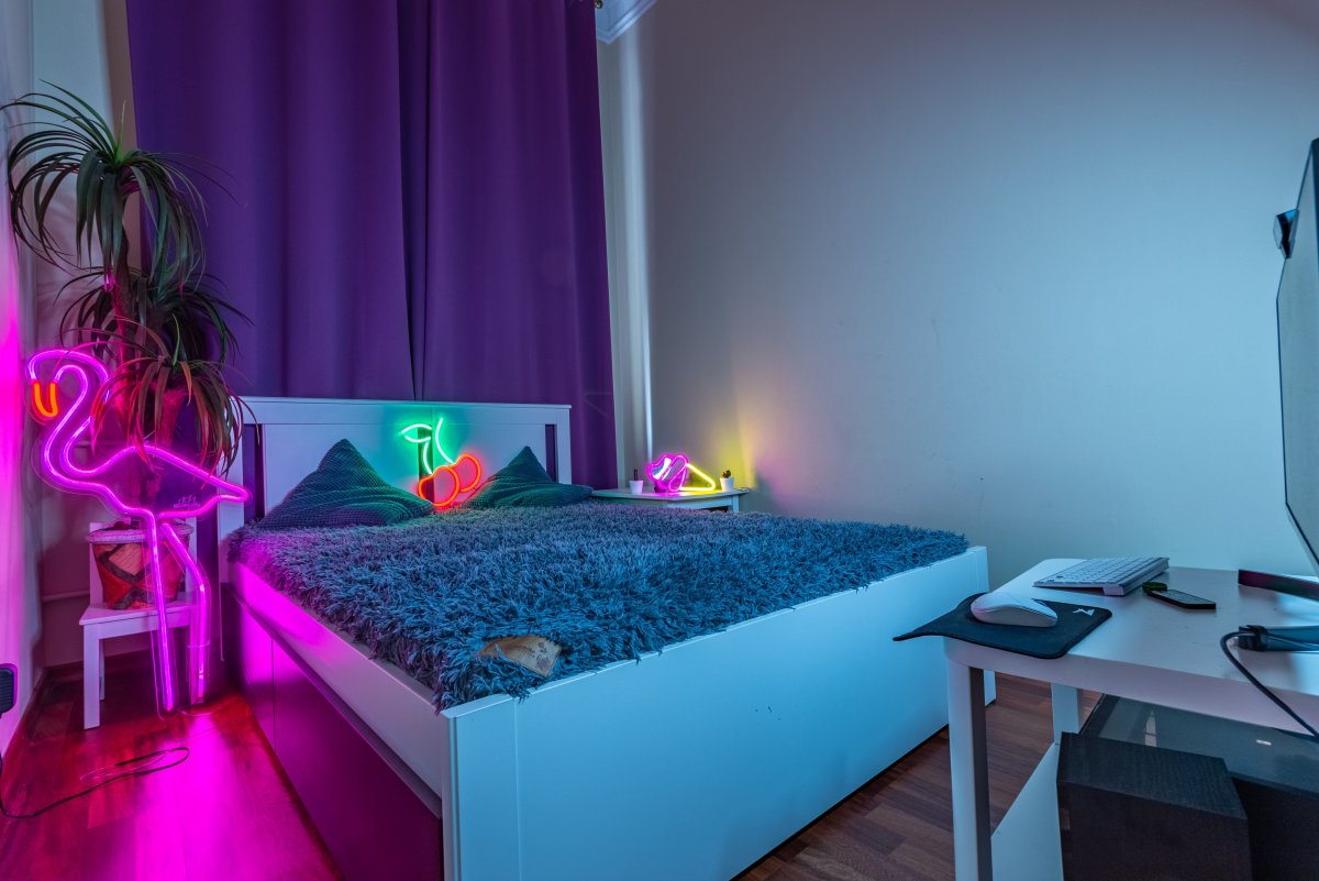 Неон в интерьере квартиры