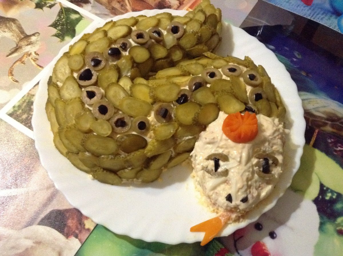 Новогодний салат змейка прикол