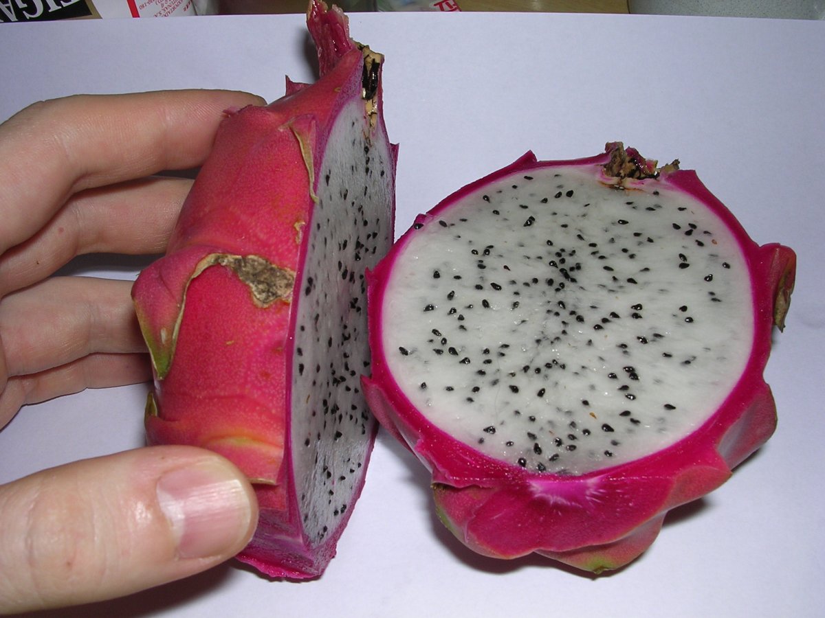 Фрукт белый с черными семечками
