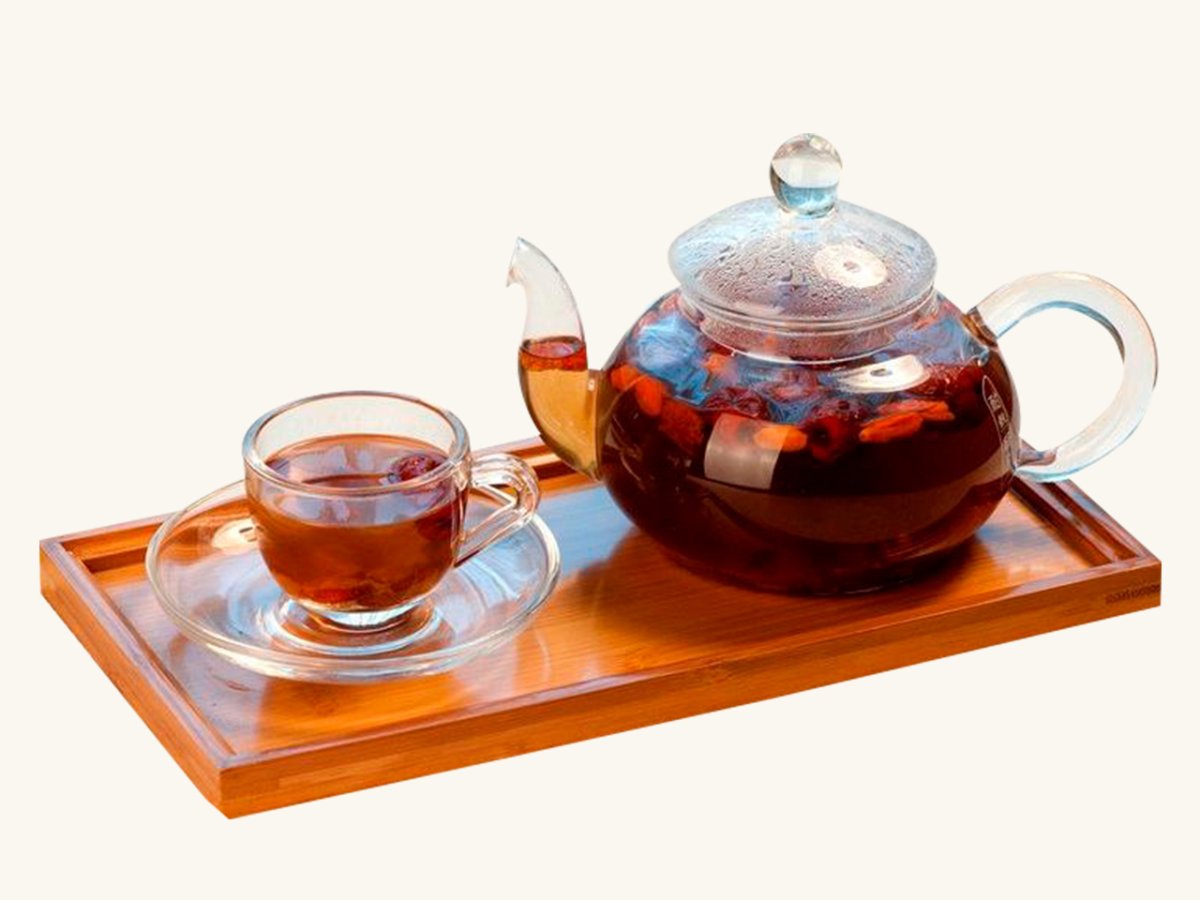 Прозрачный чайник с чаем