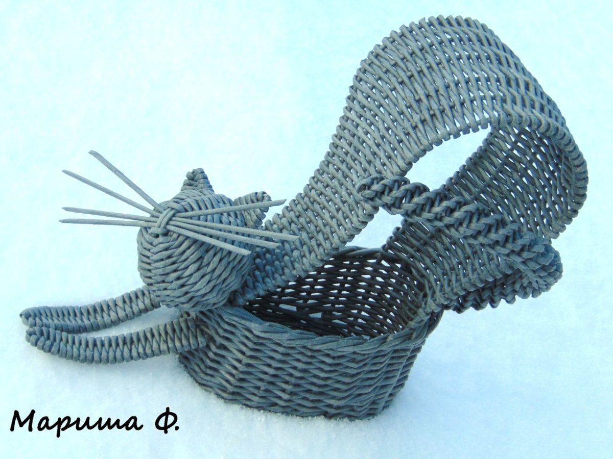 Сплести из бумажной лозы кота