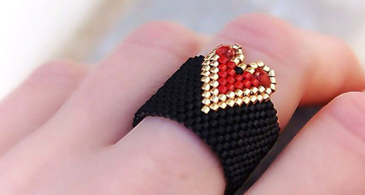 Кольцо из бисера с сердечком